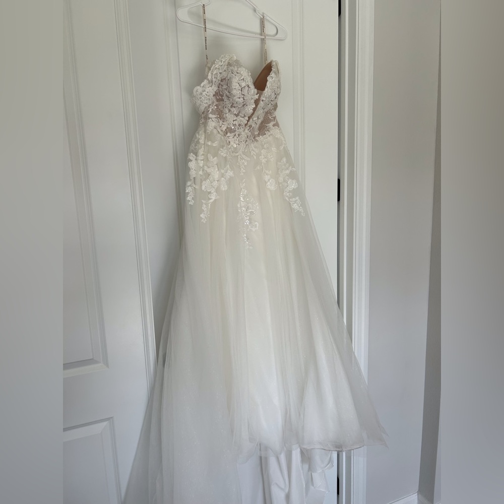 Maggie Sottero Stevie  Size:8 Ivory 2022 wedding dress - Picture 9 of 15